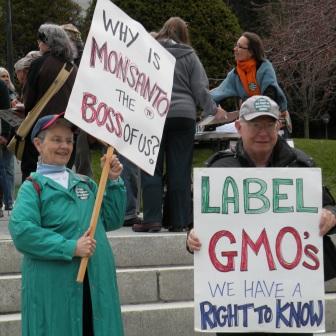 CP_2012-04-12_VPIRG_GMO_Rally_Activists_with_Signs